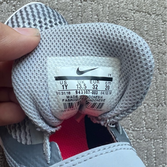 NIB Nike Girls Revolution 4 sneakers Size 1 - Picture 2 of 4